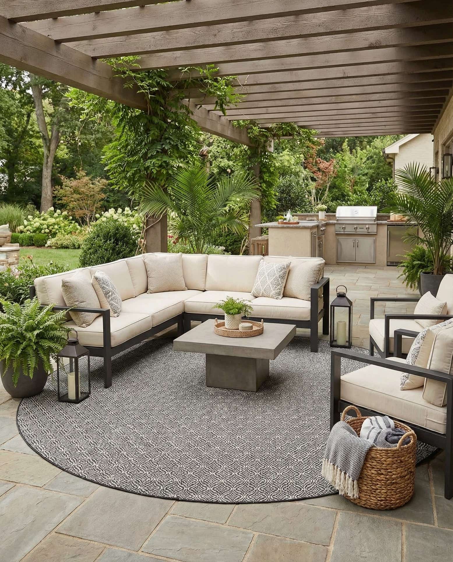 12' x 12' Easy-Clean Trellis Indoor / Outdoor Round Rug