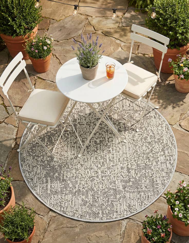 Detail image of 3' 1 x 3' 1  Washable Traditional Indoor / Outdoor Round Rug