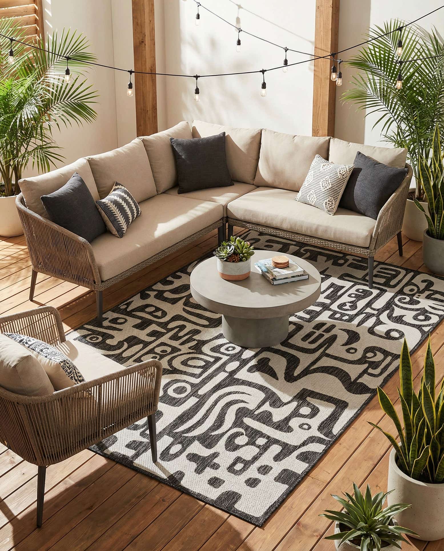 6' x 9' Easy-Clean Modern Indoor / Outdoor Rug