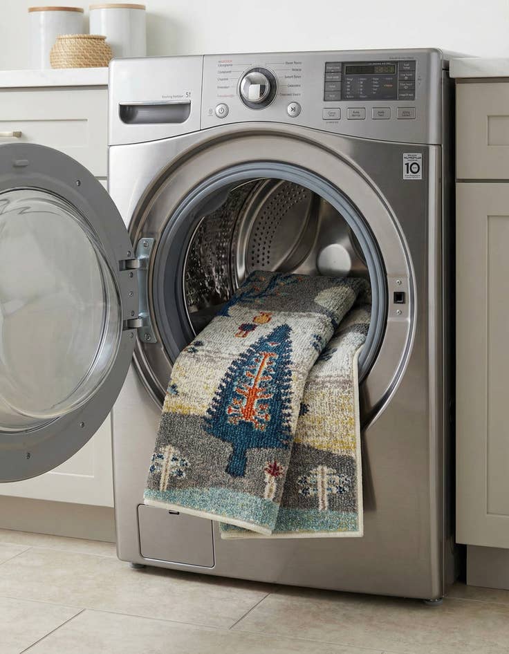 Detail image of  2' 2 x 3'  Washable Vivid Rug