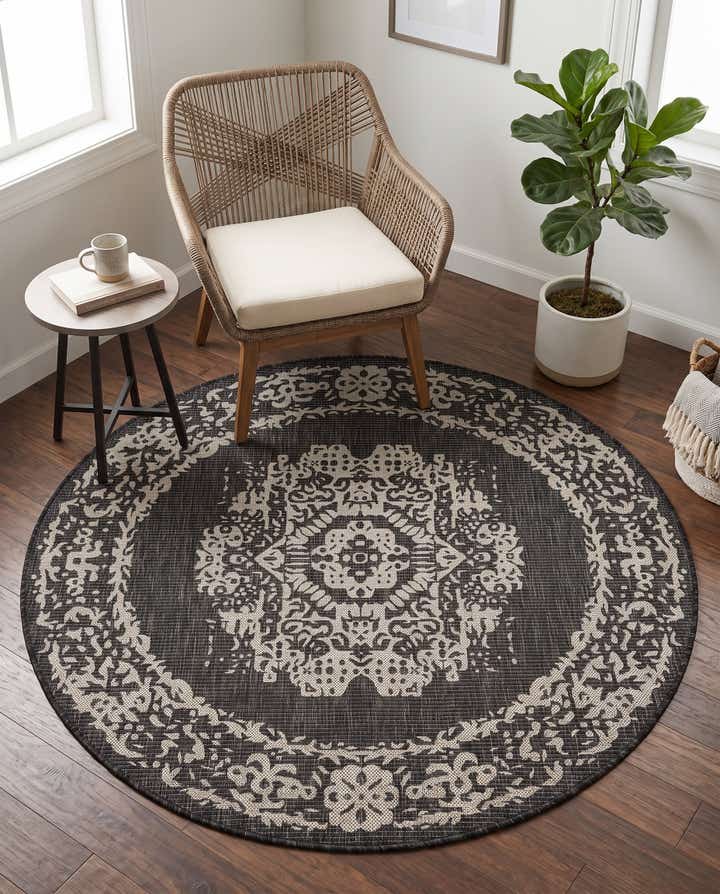 5' 3 x 5' 3 Easy-Clean Traditional Indoor / Outdoor Round Rug