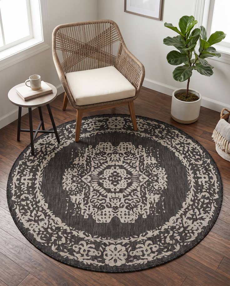 Detail image of 5' 3 x 5' 3 Easy-Clean Traditional Indoor / Outdoor Round Rug