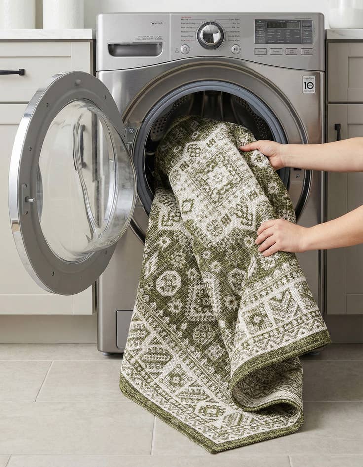 Detail image of 4' x 6'  Washable Aztec Indoor / Outdoor Rug