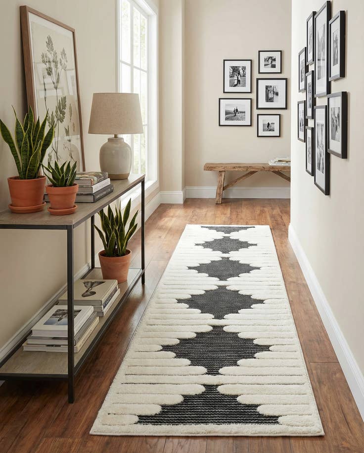 Detail image of 2' 7 x 8' Prismatic Runner Rug