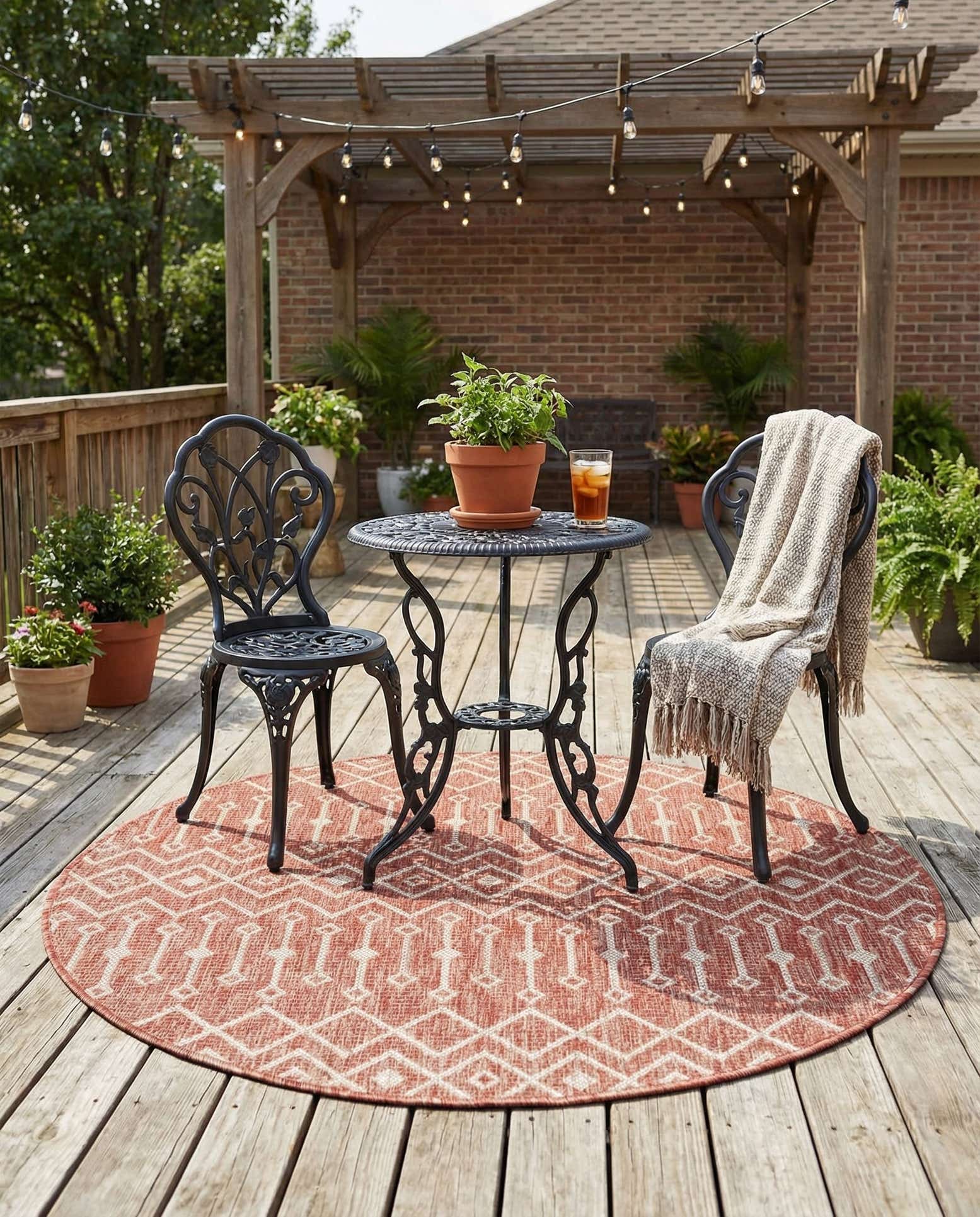 4' x 4' Easy-Clean Lattice Indoor / Outdoor Round Rug