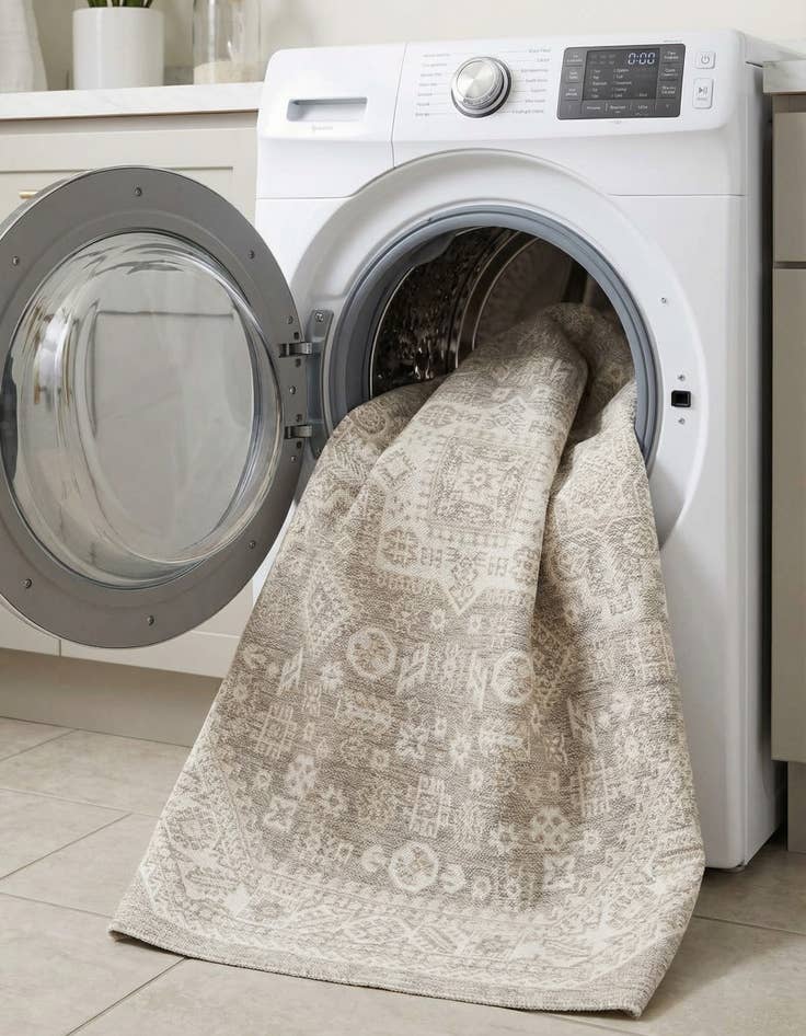 Detail image of 7' 10 x 7' 10  Washable Aztec Indoor / Outdoor Octagon Rug