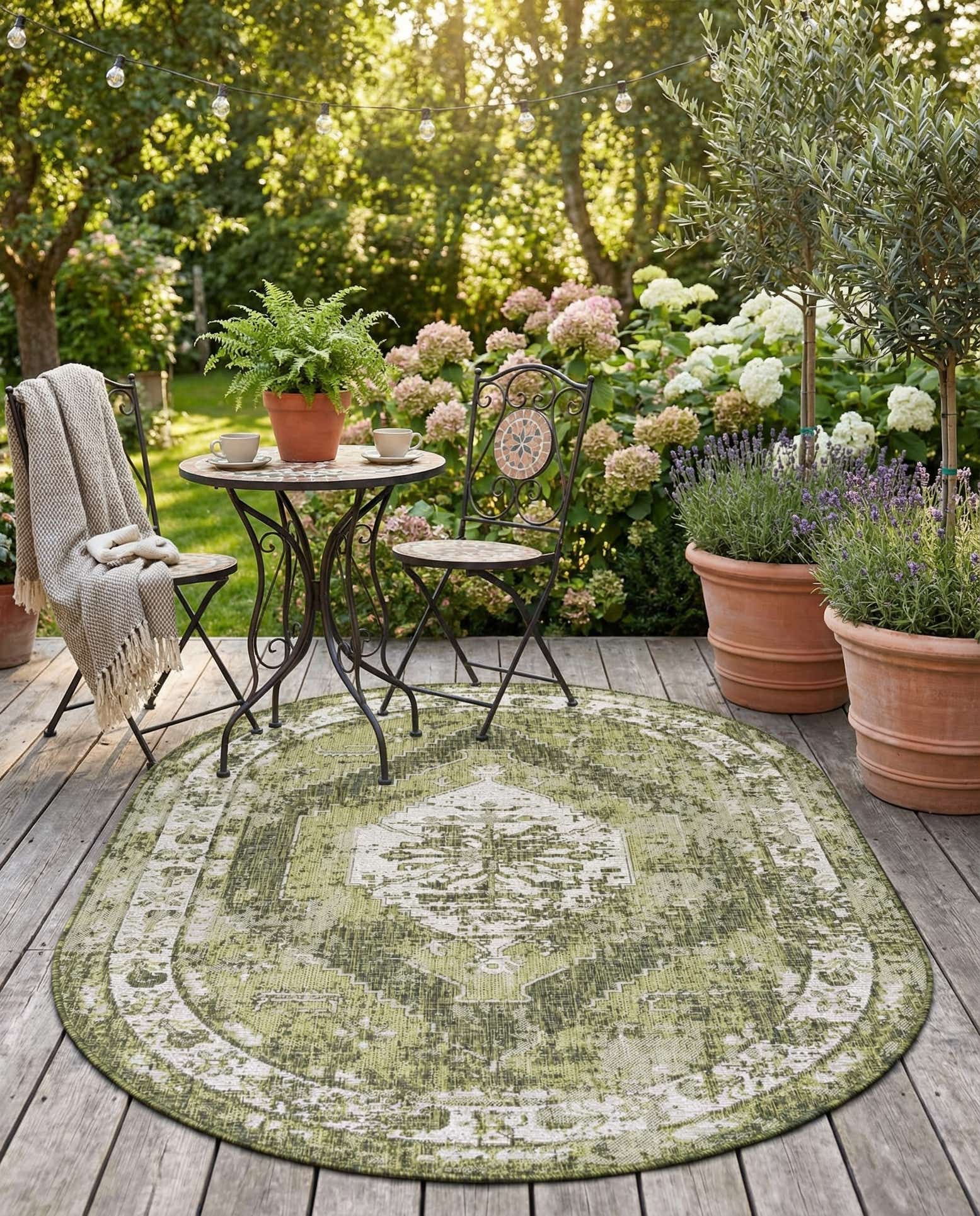 5' 3 x 8' Easy-Clean Traditional Indoor / Outdoor Oval Rug