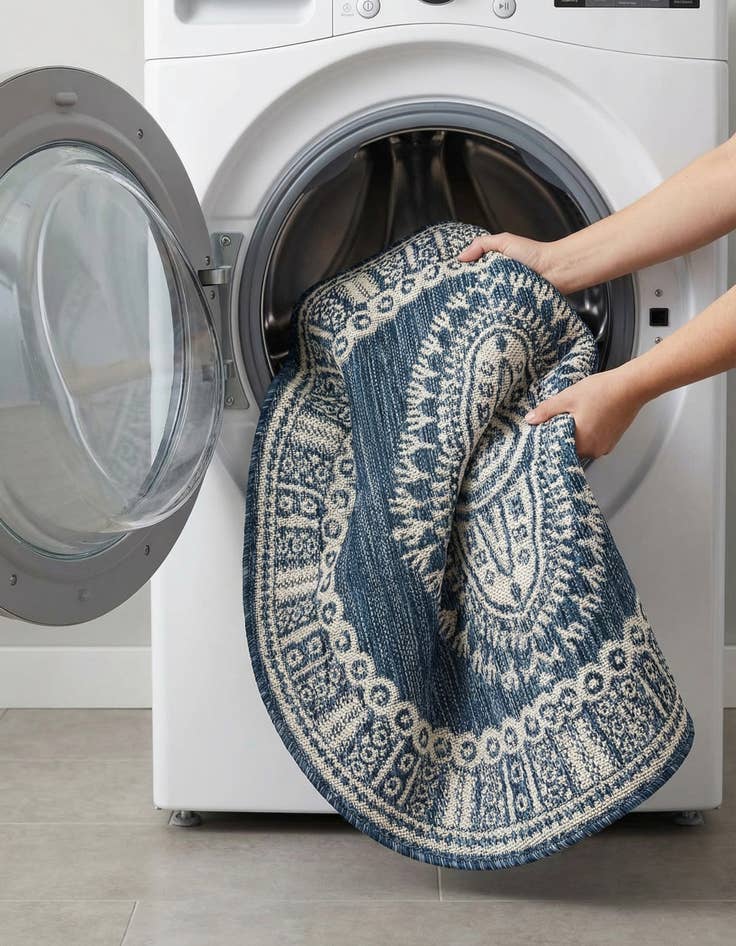 Detail image of  3' x 3'  Washable Traditional Indoor / Outdoor Round Rug