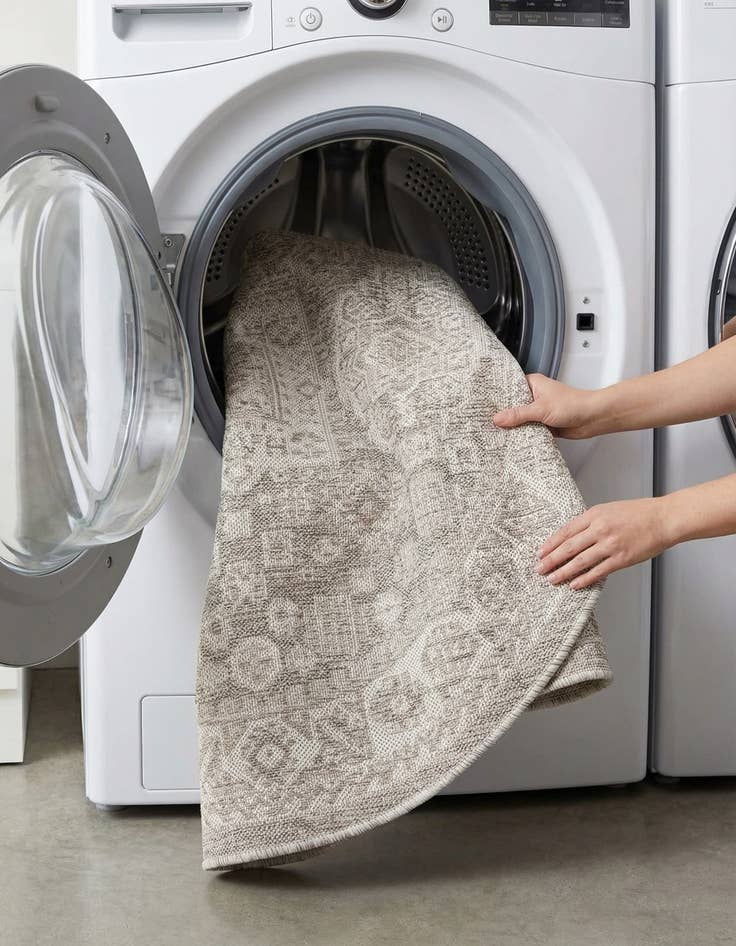 Detail image of 4' x 4'  Washable Aztec Indoor / Outdoor Round Rug