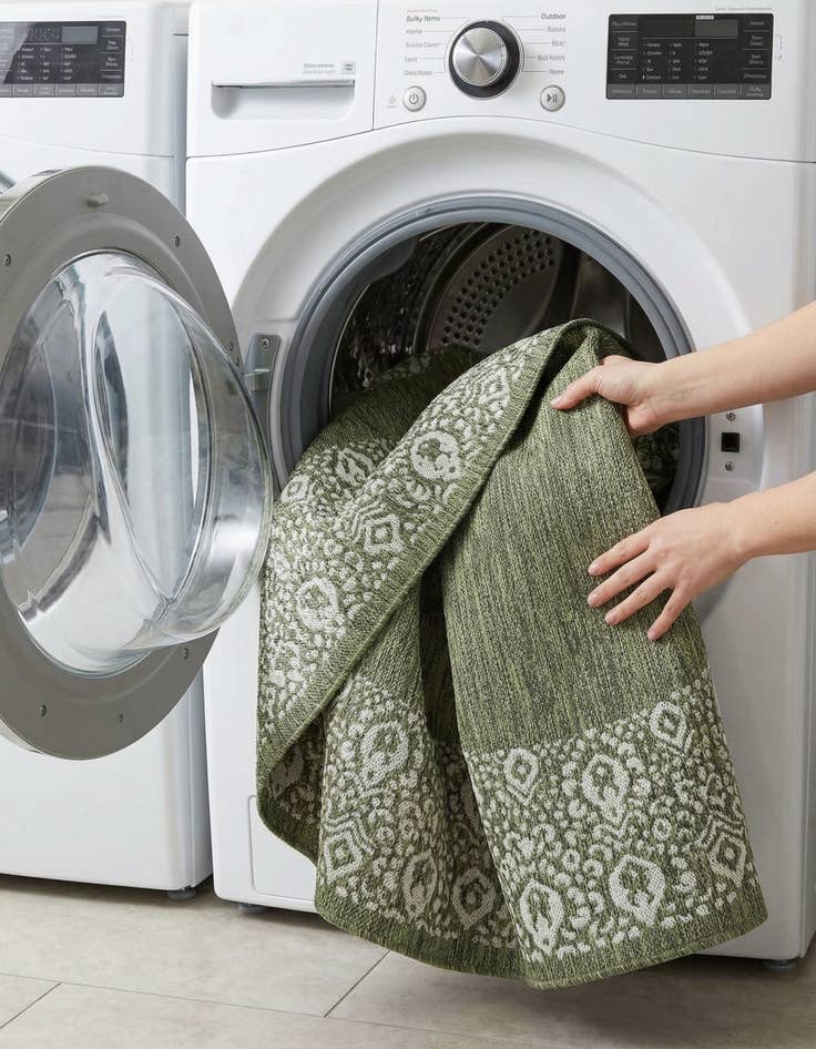 Detail image of 7' 10 x 7' 10  Washable Border Indoor / Outdoor Round Rug