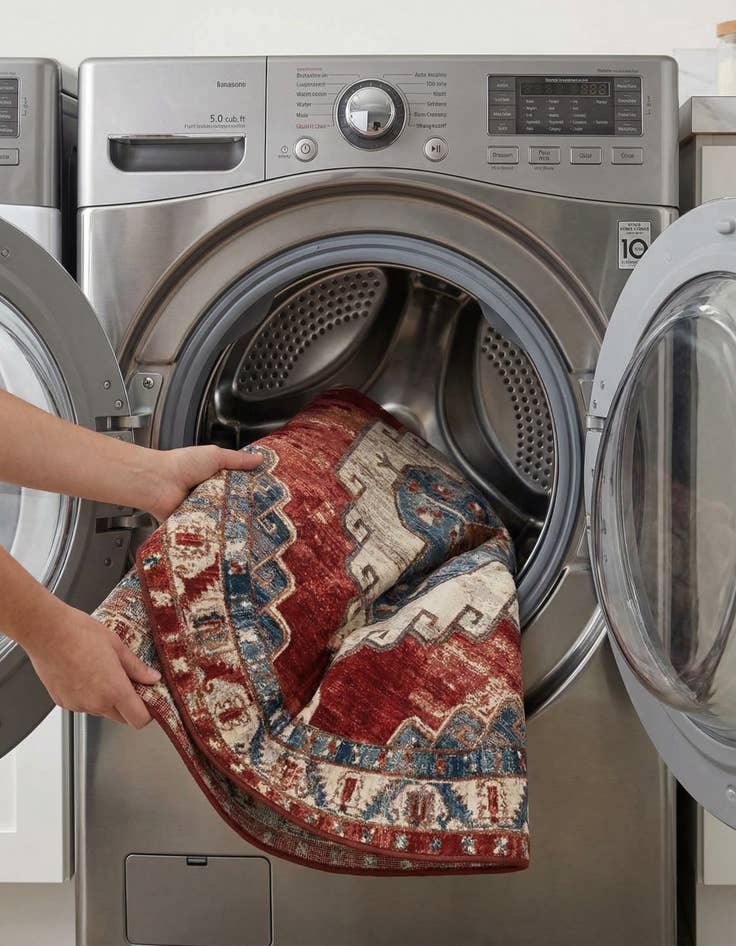 Detail image of 7' 10 x 7' 10  Washable Traditional Indoor / Outdoor Round Rug