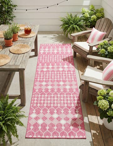 2' 7 x 10' Easy-Clean Lattice Indoor / Outdoor Runner Rug