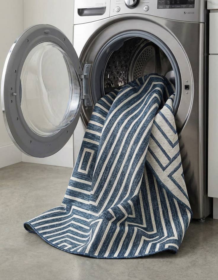 Detail image of 7' 10 x 7' 10  Washable Modern Indoor / Outdoor Round Rug