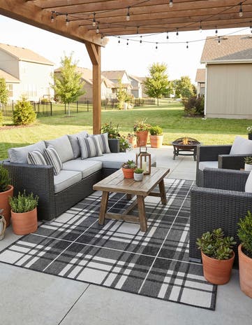 6' x 9' Easy-Clean Checkered Indoor / Outdoor Rug