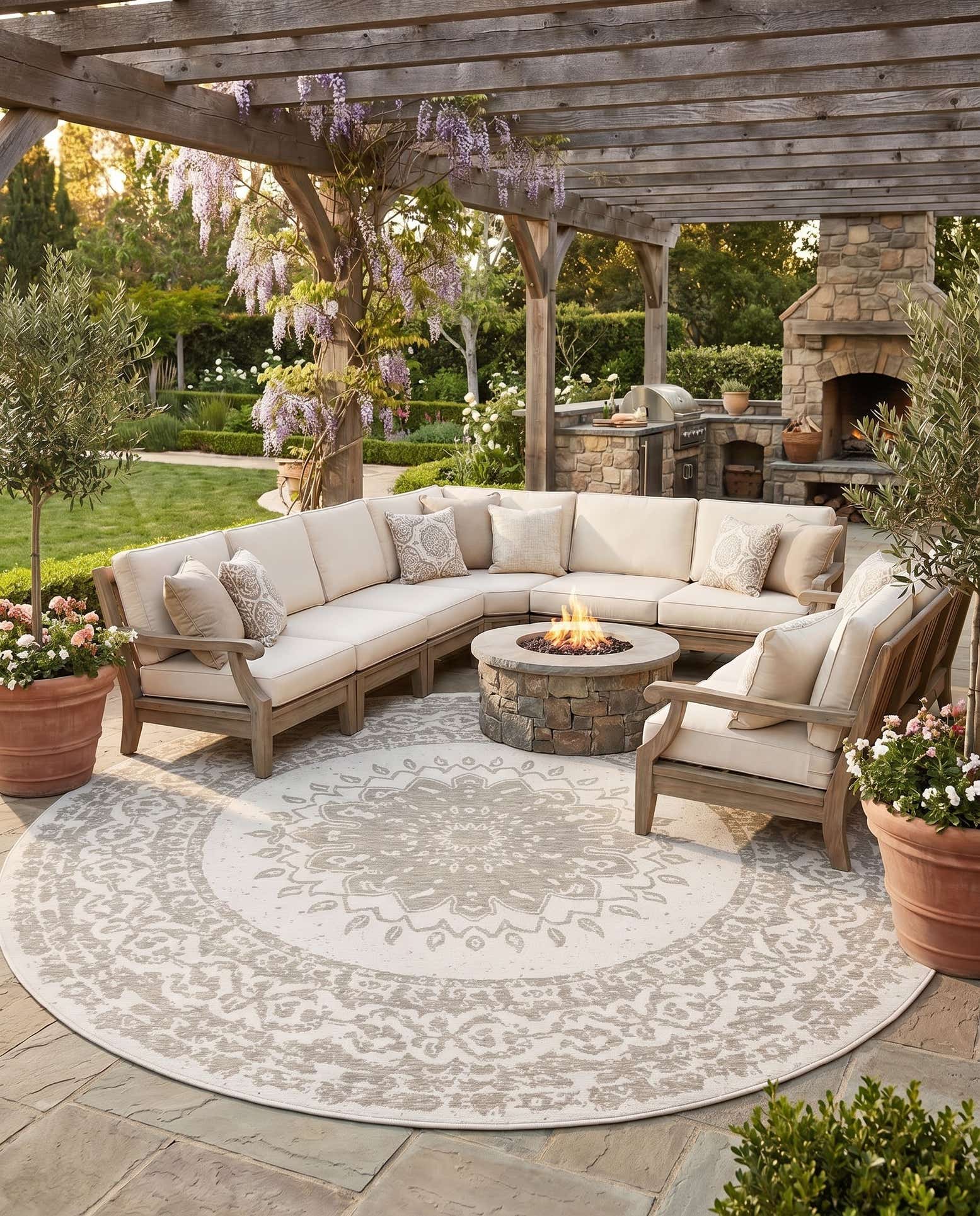 13' x 13' Easy-Clean Traditional Indoor / Outdoor Round Rug
