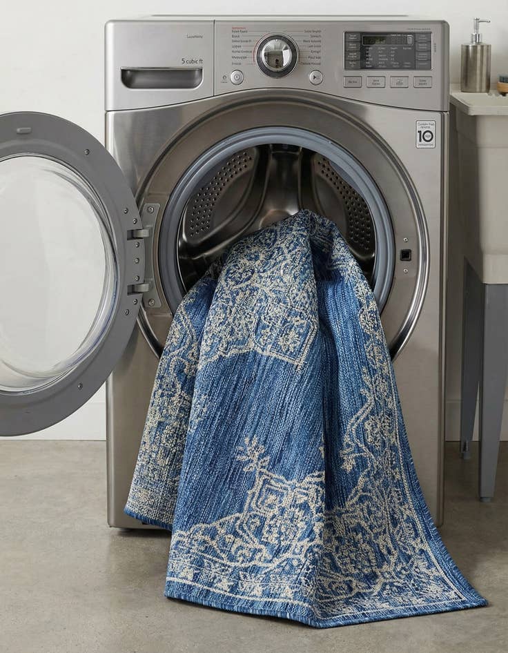 Detail image of 4' x 6'  Washable Traditional Indoor / Outdoor Rug