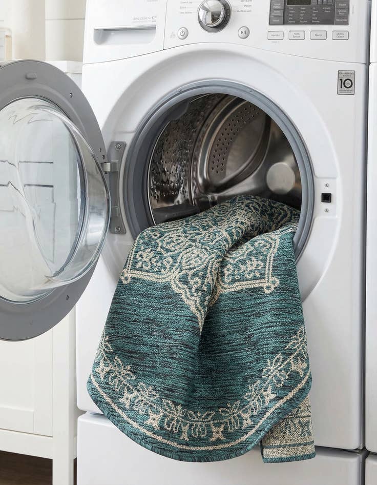 Detail image of 4' x 4'  Washable Traditional Indoor / Outdoor Round Rug