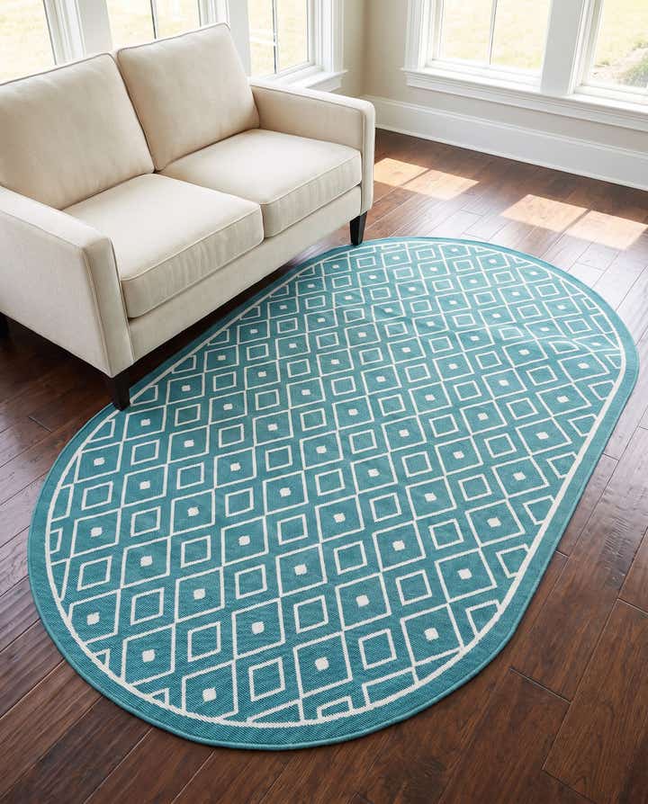 5' 3 x 8' Easy-Clean Lattice Indoor / Outdoor Oval Rug