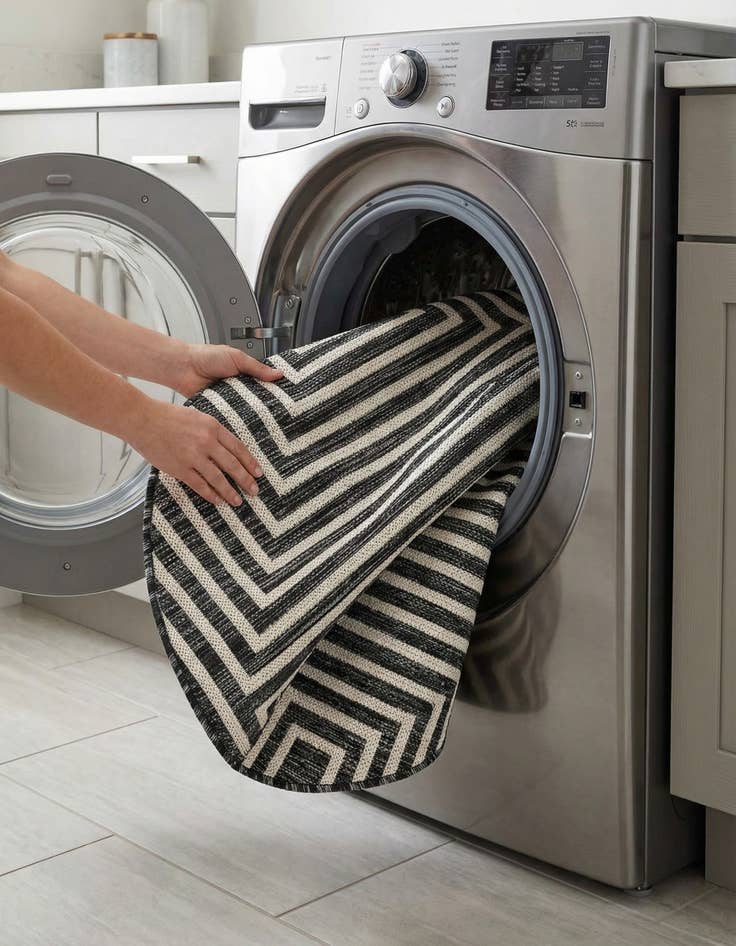 Detail image of 3' x 3'  Washable Modern Indoor / Outdoor Round Rug