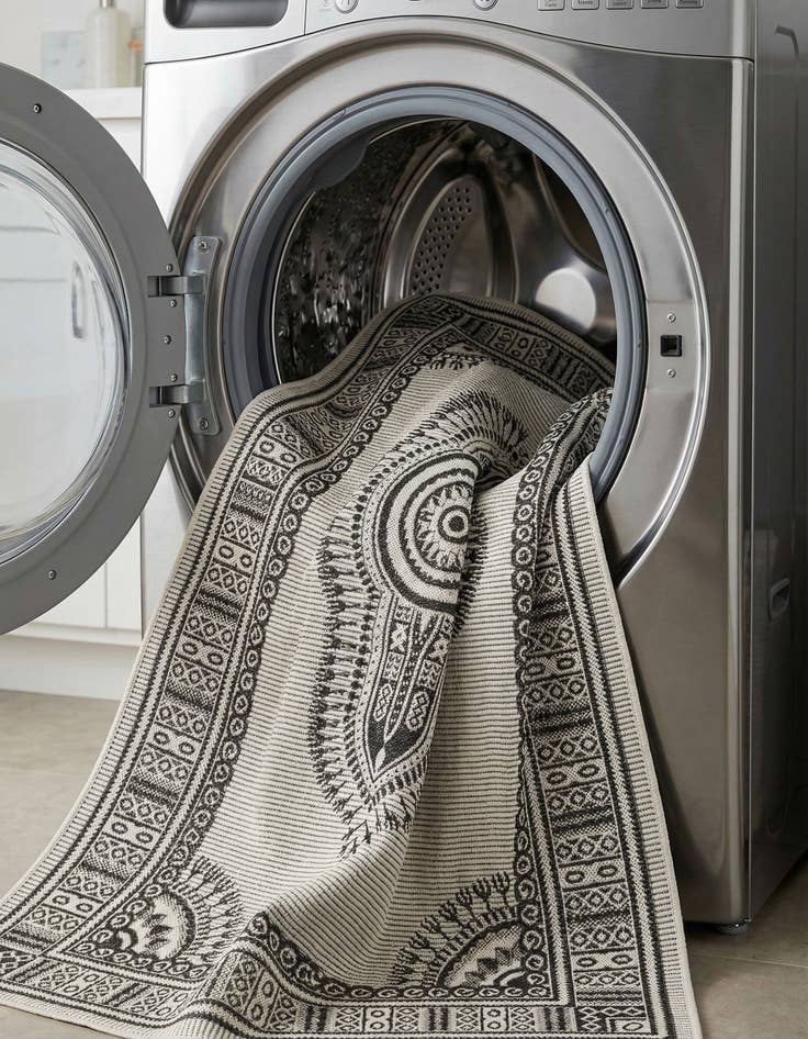 Detail image of 5' 3 x 8'  Washable Traditional Indoor / Outdoor Rug