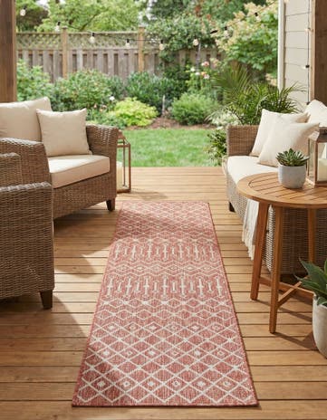 2' x 8' Easy-Clean Lattice Indoor / Outdoor Runner Rug