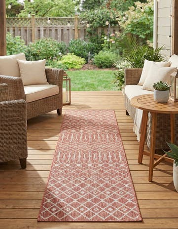 2' x 8' Easy-Clean Lattice Indoor / Outdoor Runner Rug