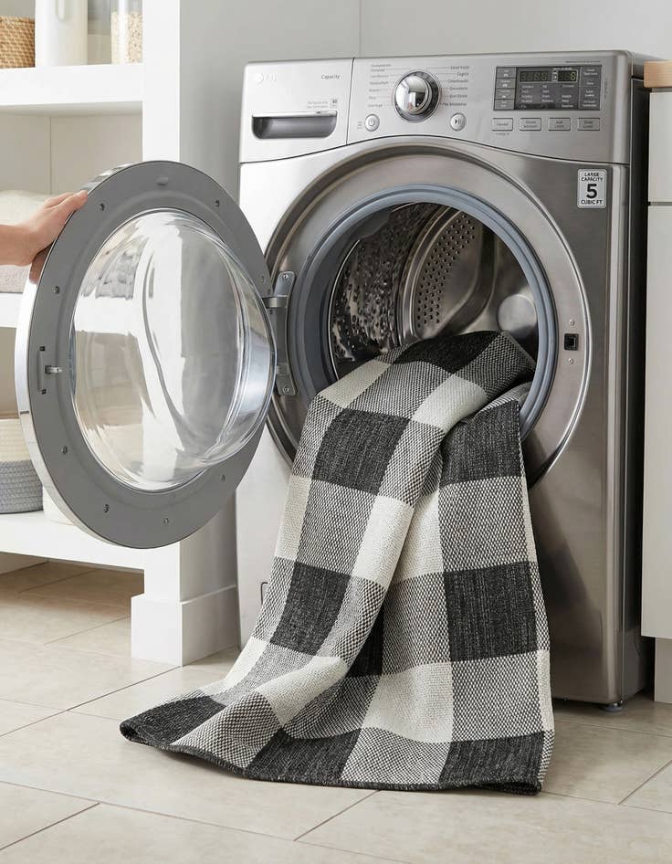 Detail image of 4' x 6'  Washable Checkered Indoor / Outdoor Rug