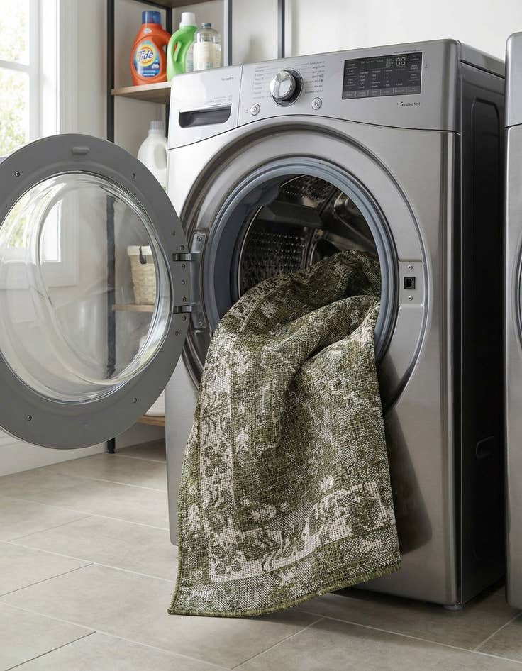 Detail image of  4' x 6'  Washable Traditional Indoor / Outdoor Rug