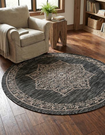 Charcoal Gray Easy-Clean Traditional Indoor / Outdoor Round Rug