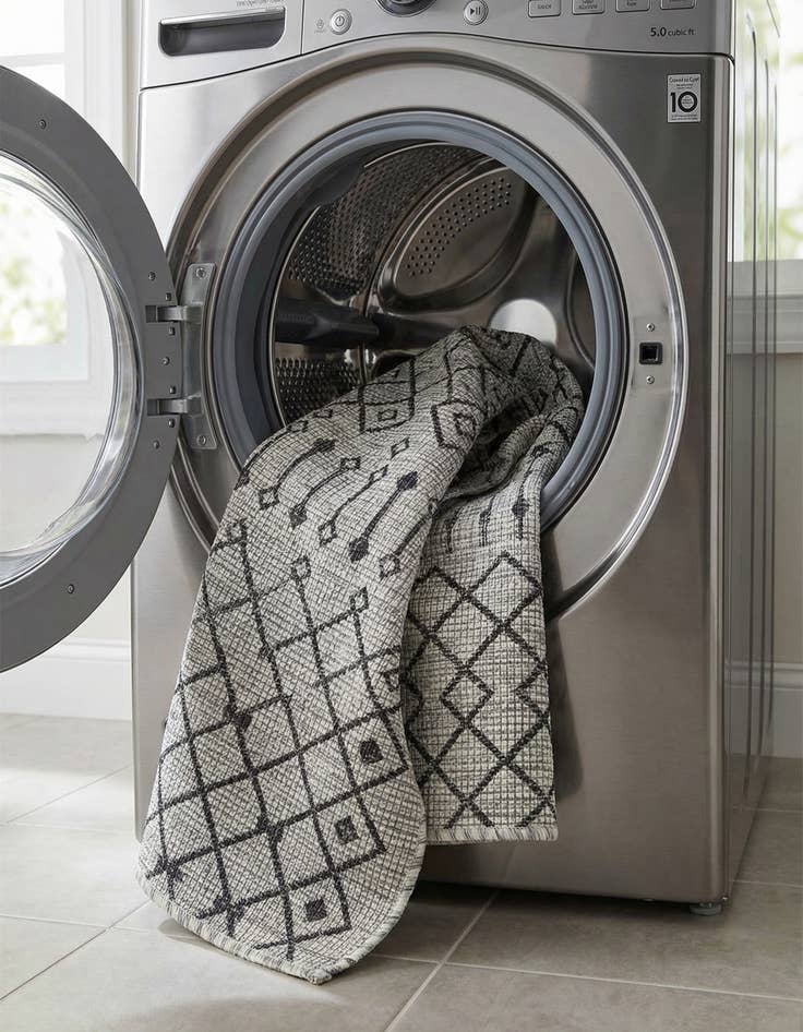 Detail image of  4' x 6'  Washable Lattice Indoor / Outdoor Rug