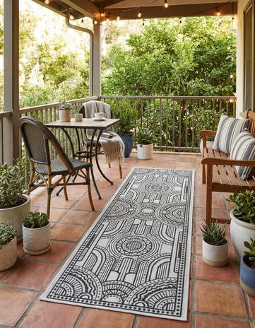 2' x 6' 1 Easy-Clean Traditional Indoor / Outdoor Runner Rug