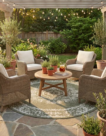 7' 10 x 7' 10 Easy-Clean Traditional Indoor / Outdoor Round Rug