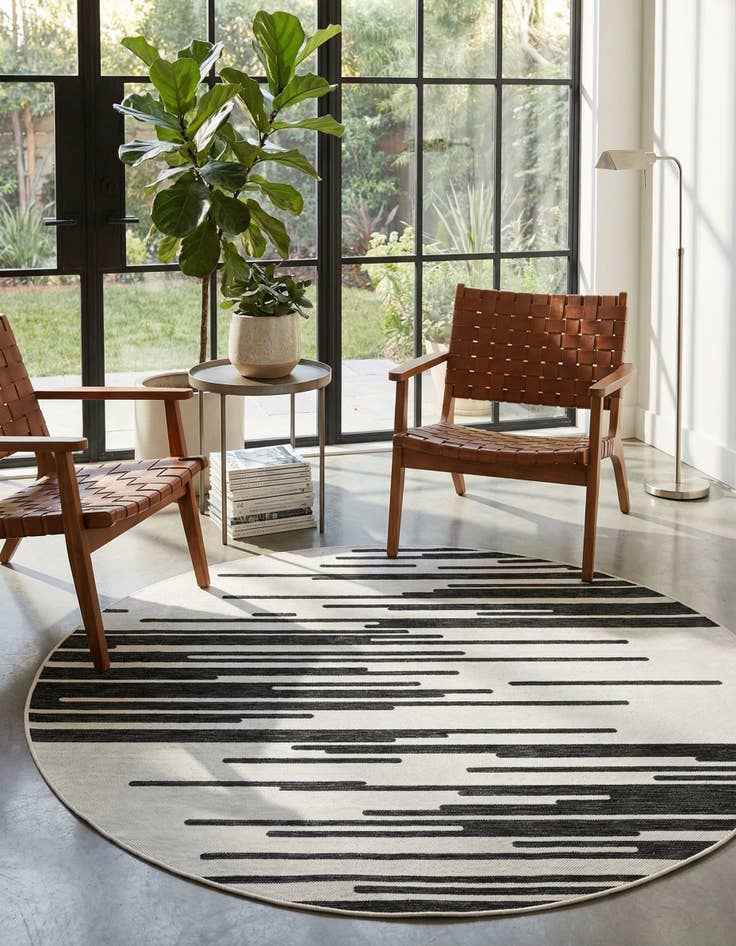 Detail image of 7' 10 x 7' 10 Easy-Clean Modern Indoor / Outdoor Round Rug