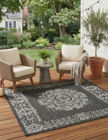 6' x 6' Easy-Clean Traditional Indoor / Outdoor Square Rug