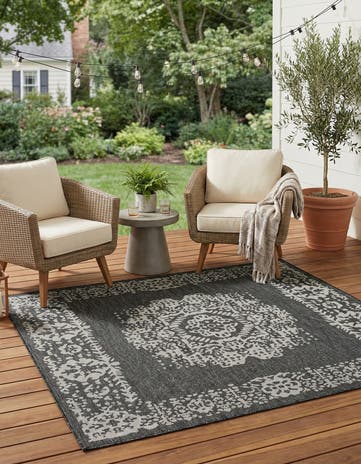 6' x 6' Easy-Clean Traditional Indoor / Outdoor Square Rug