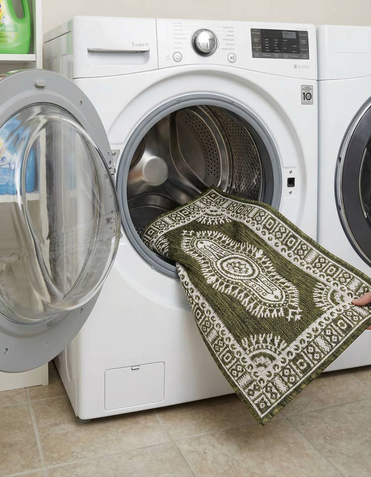 Detail image of  2' x 3'  Washable Traditional Indoor / Outdoor Rug