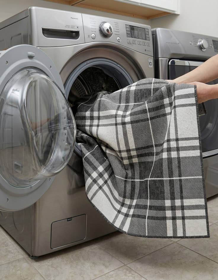 Detail image of  7' 10 x 7' 10  Washable Checkered Indoor / Outdoor Square Rug