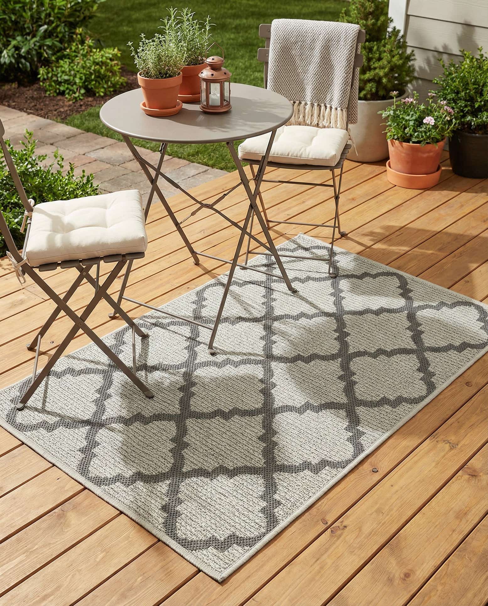 2' 2 x 3' Easy-Clean Trellis Indoor / Outdoor Rug