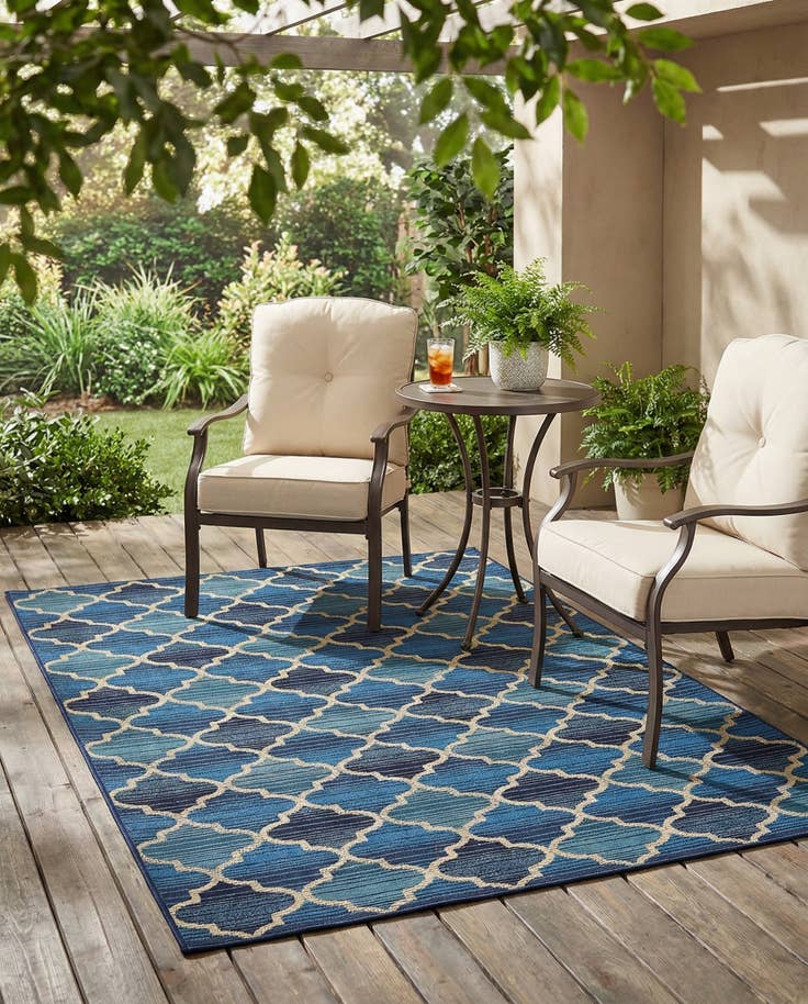 Detail image of 4' x 6' Easy-Clean Lattice Indoor / Outdoor Rug