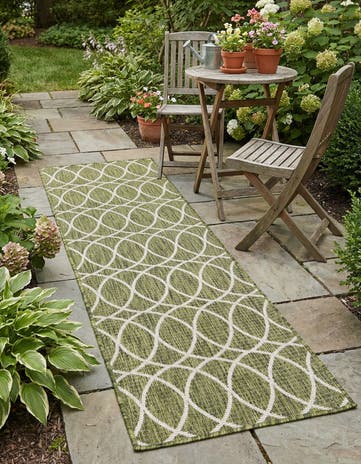 2' x 6' Easy-Clean Lattice Indoor / Outdoor Runner Rug