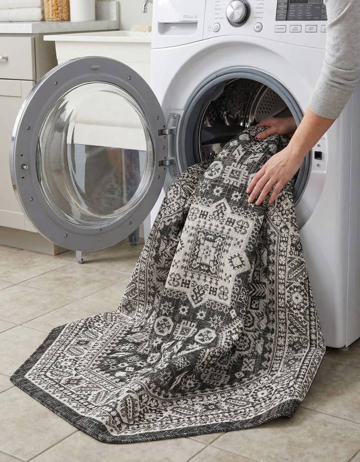 Detail image of 5' 3 x 5' 3  Washable Aztec Indoor / Outdoor Octagon Rug