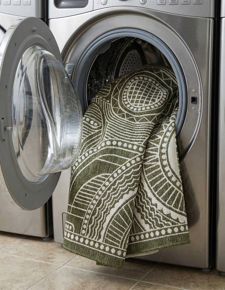 Detail image of  7' 10 x 7' 10  Washable Traditional Indoor / Outdoor Square Rug