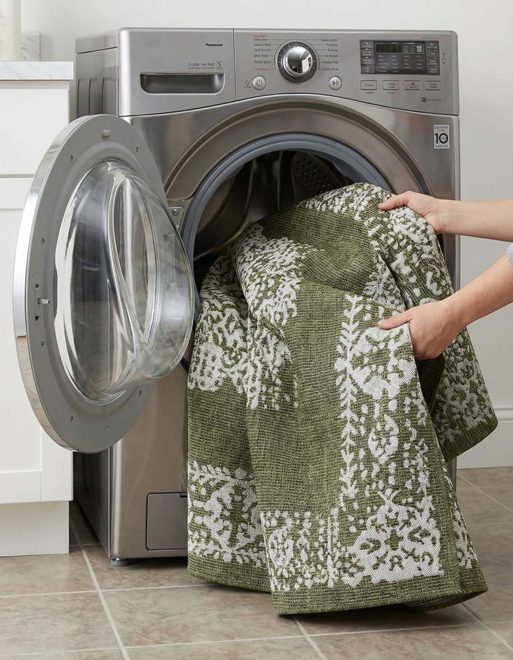 Detail image of 7' 10 x 7' 10  Washable Traditional Indoor / Outdoor Square Rug