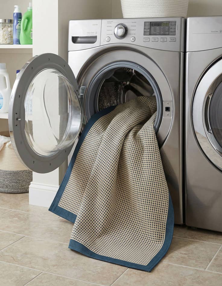 Detail image of 7' 10 x 7' 10  Washable Border Indoor / Outdoor Square Rug