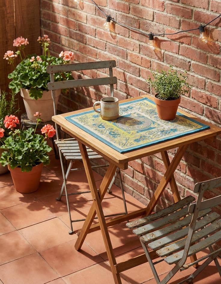 Detail image of 1' 4 x 1' 4  Washable Traditional Indoor / Outdoor Sample Rug