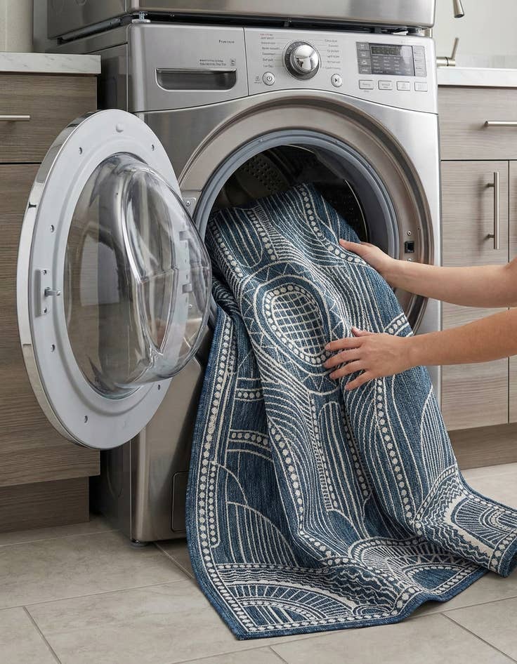 Detail image of  7' 10 x 10'  Washable Traditional Indoor / Outdoor Rug