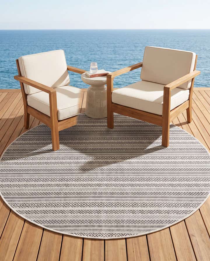 5' 3 x 5' 3 Easy-Clean Striped Indoor / Outdoor Round Rug