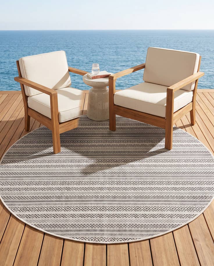 Detail image of 5' 3 x 5' 3 Easy-Clean Striped Indoor / Outdoor Round Rug