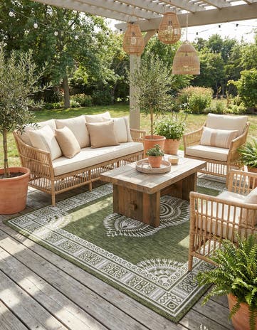 5' 3 x 8' Easy-Clean Traditional Indoor / Outdoor Rug