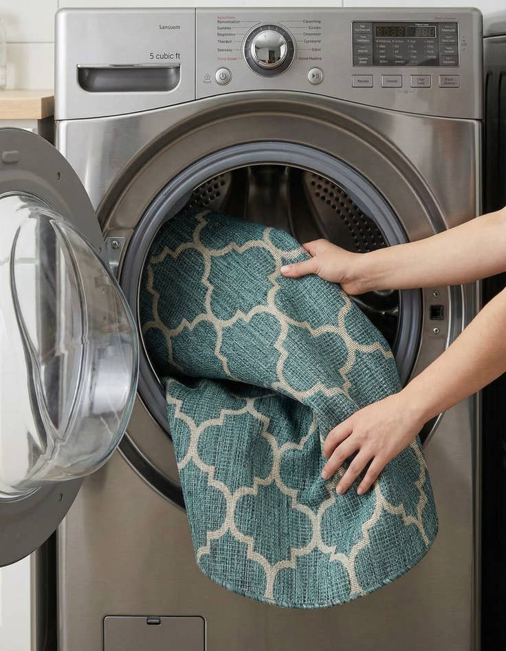 Detail image of 7' 10 x 7' 10  Washable Trellis Indoor / Outdoor Round Rug